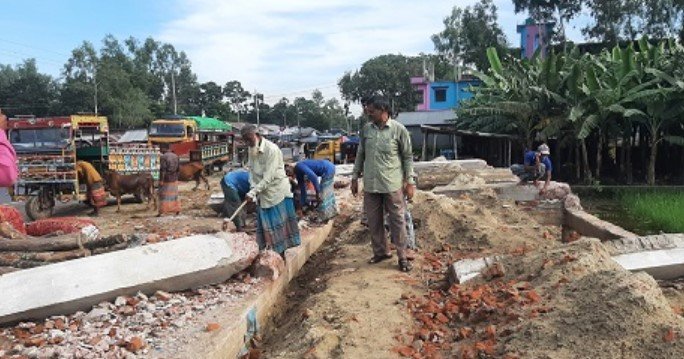 পলাশবাড়ীতে নিজ উদ্যোগে অধিগ্রহণকৃত জমিতে থাকা স্থাপনা অপসারণ